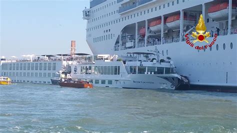 cruise ship crashes into dock venice